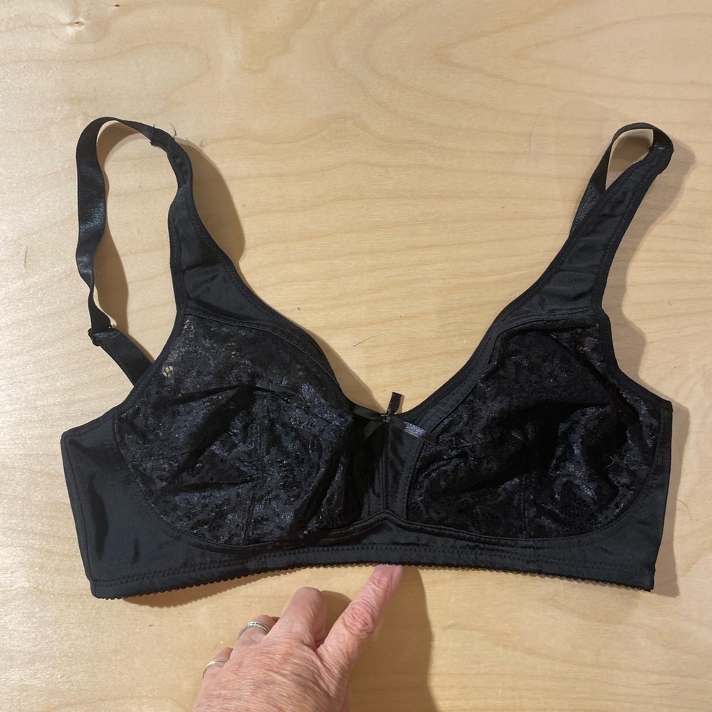Elegant Black Lace No Wire Bra 90E / 40 DD (GG)